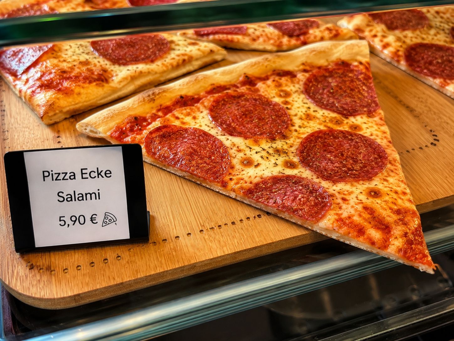 Pizza Ecke Salami